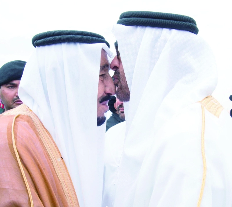 خادم الحرمين الشريفين مرحبا بأمير الكويت وولي عهد أبوظبي بمطار قاعدة الملك سلمان الجوية (واس)