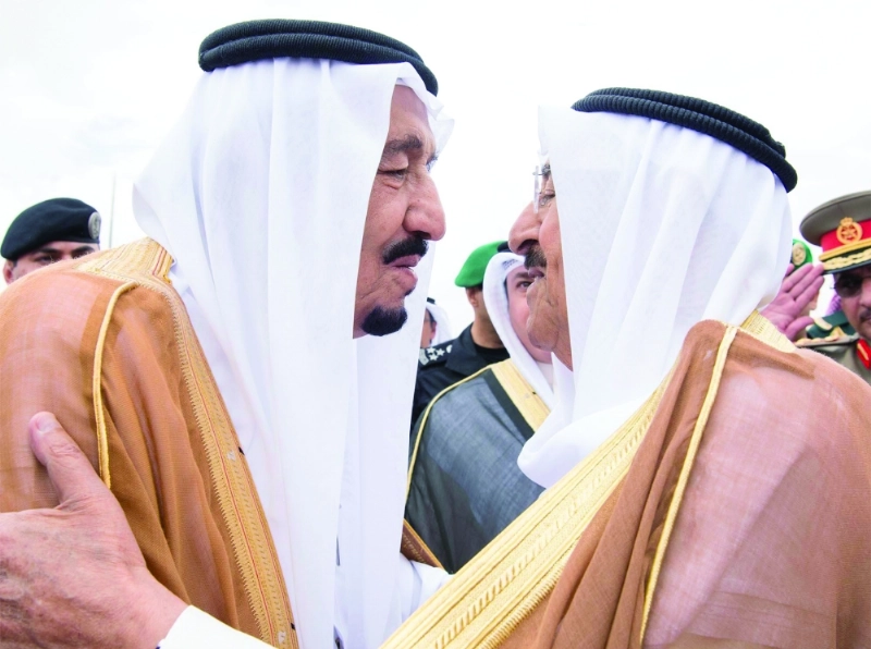 خادم الحرمين الشريفين مرحبا بأمير الكويت وولي عهد أبوظبي بمطار قاعدة الملك سلمان الجوية (واس)