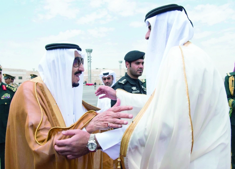 الملك سلمان مستقبلا نائب رئيس مجلس الوزراء العماني وأمير قطر (واس)