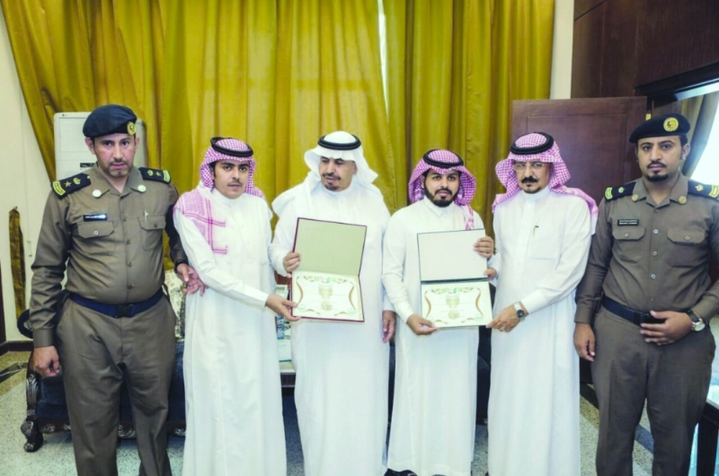 المواطنان لدى تسلمهما نوطي الإنقاذ (واس)