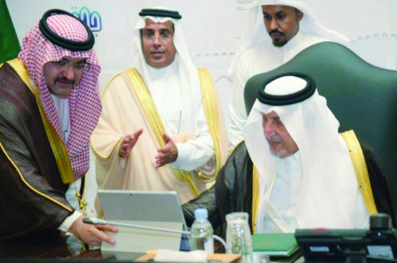 خالد الفيصل مدشنا البوابة الالكترونية في جدة أمس ويبدو مشعل بن ماجد (واس)