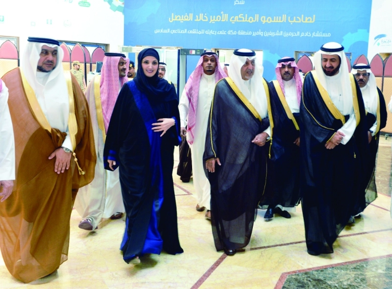خالد الفيصل خلال دخوله قاعة الحفل في جدة (مكة)