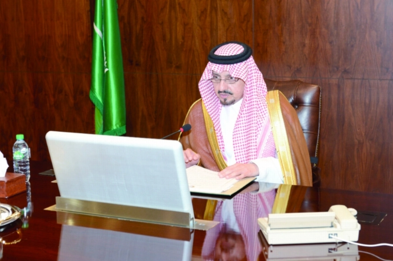 فيصل بن خالد مترئسا الاجتماع (مكة)