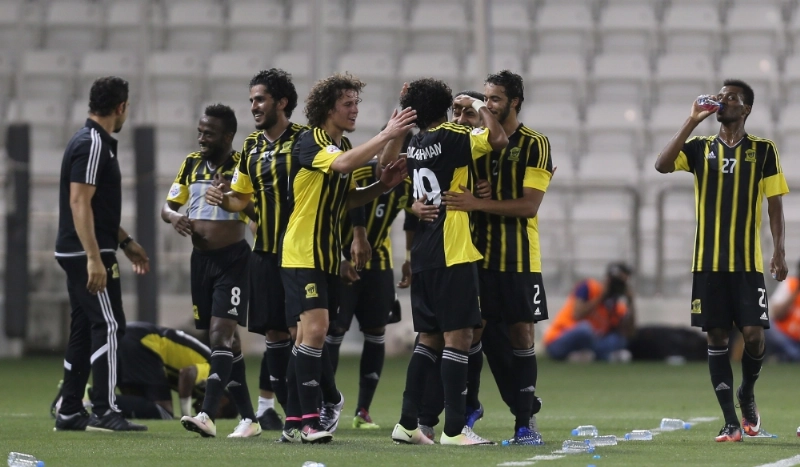 لاعبو فريق الاتحاد يحتفلون بالفوز على سباهان (أ ف ب)