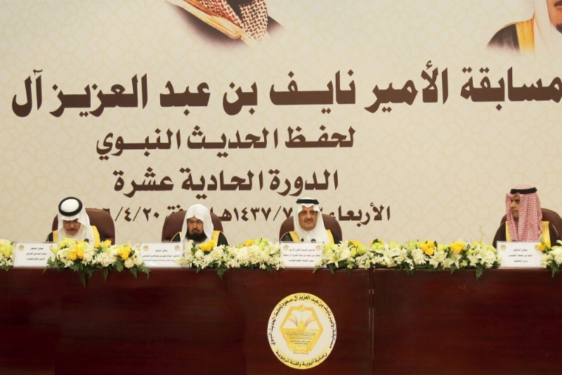 سعود بن نايف مترئسا الهيئة العليا للجائزة خلال الحفل الذي نظم أمس في المدينة المنورة (محمد عبداللطيف)
