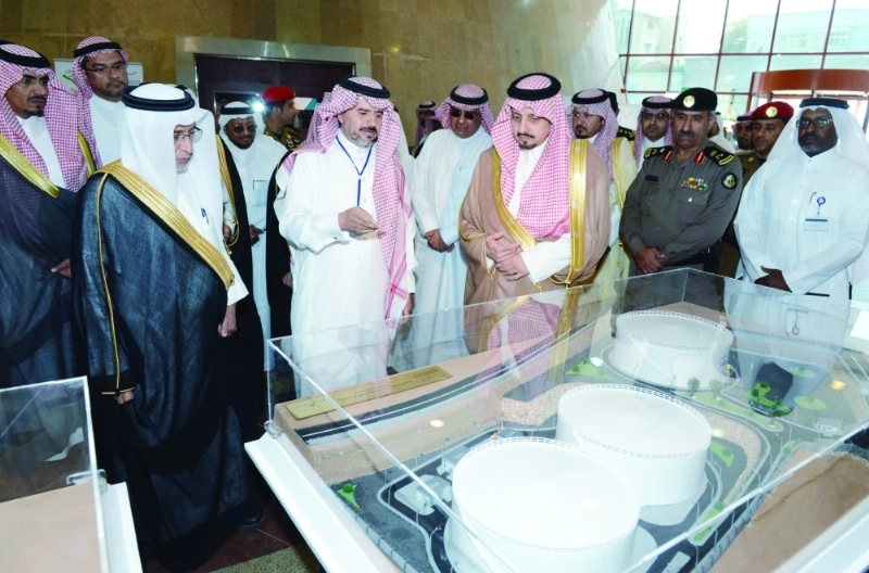 فيصل بن خالد مطلعا على مجسم لمشروعات المياه في عسير (مكة)