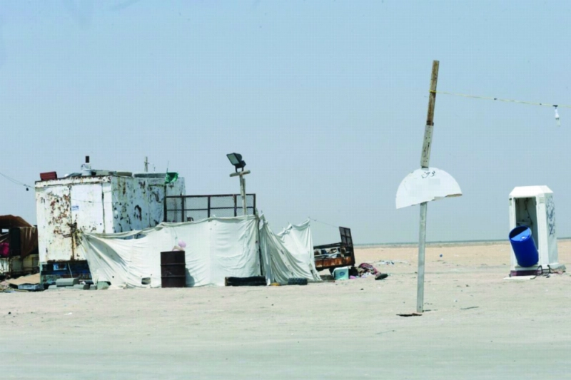 أحد محلات بيع وتأجير الخيام على الشاطئ