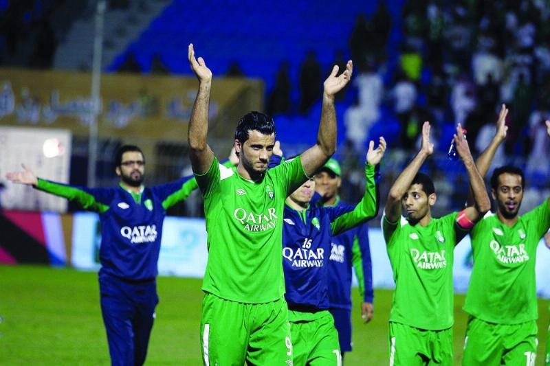 لاعبو الأهلي يحيون جماهيرهم بعد فوزهم في أحد لقاءاتهم الدورية (مكة)