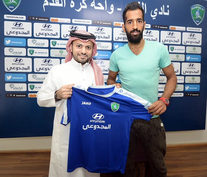 علي المزيدي عقب التوقيع أمس (مكة)