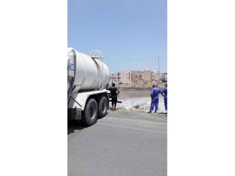 عمالة تشرف على تفريغ صهريج (مكة)