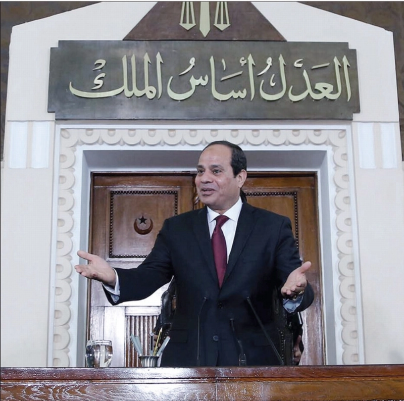 السيسي يتحدث إلى القضاة أمس بالقاهرة (رويترز)