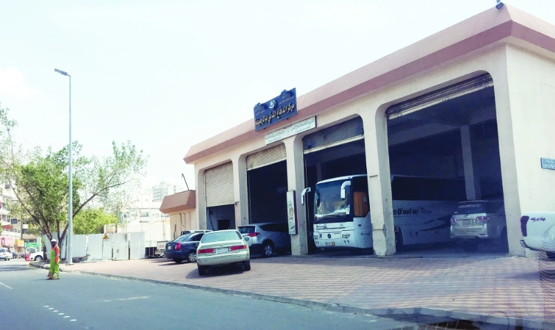 مركز الدفاع المدني بالرصيفة وتبدو المركبات بداخله (محمد عطية)