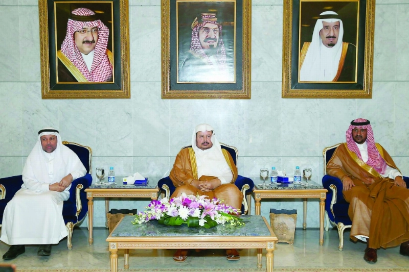 عبدالله آل الشيخ متوسطا بندر آل سعود وعبدالرحمن اليوبي (ثامر الفرج)