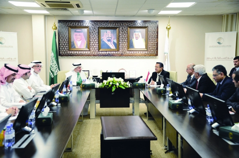 الربيعة وبن دغر في اجتماع بالرياض أمس (واس)