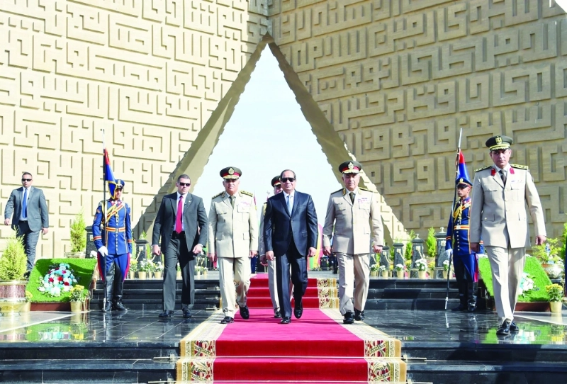 السيسي يزور النصب التذكاري للشهداء أمس (أ ف ب)