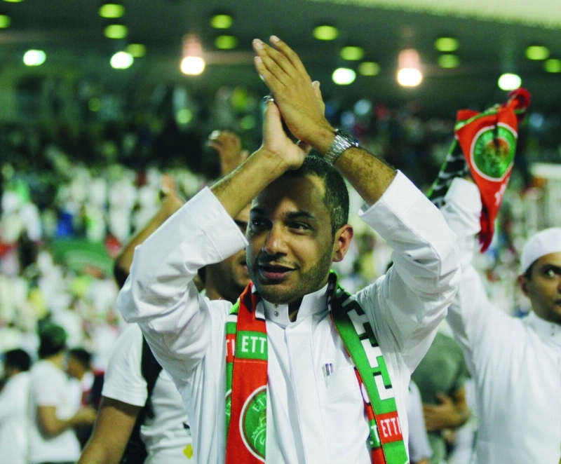خالد الدبل يحيي الجماهير الاتفاقية عقب نهاية مباراة الطائي