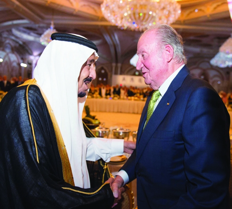 الملك سلمان مستقبلا ملك إسبانيا أثناء الحفل