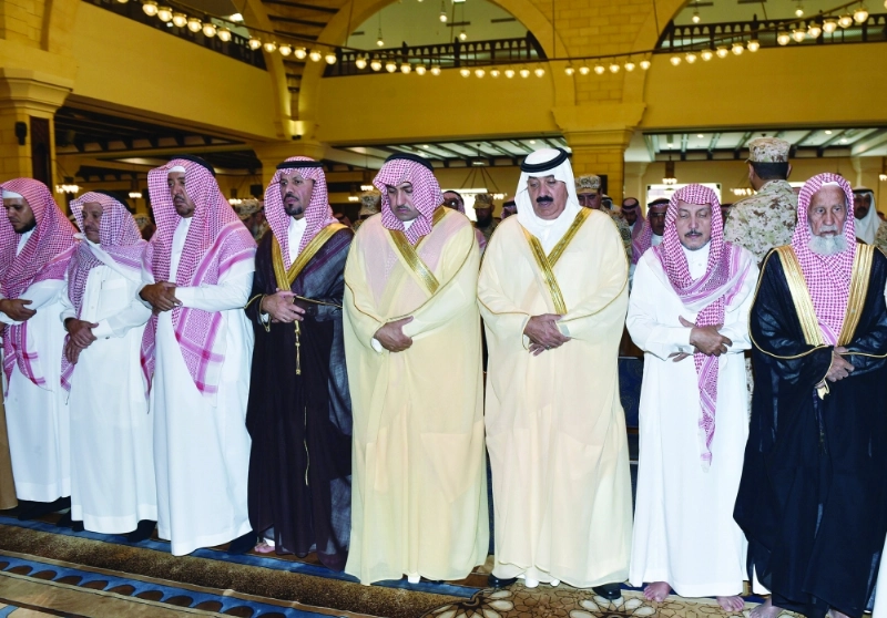 متعب بن عبدالله مؤديا صلاة الميت على فارس الأيداء (واس)