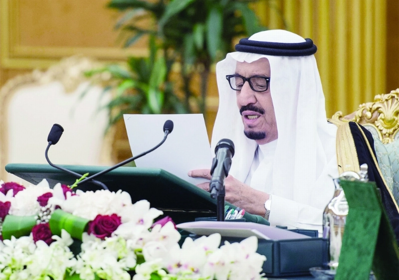 الملك سلمان لدى ترؤسه جلسة مجلس الوزراء أمس (بندر الجلعود)
