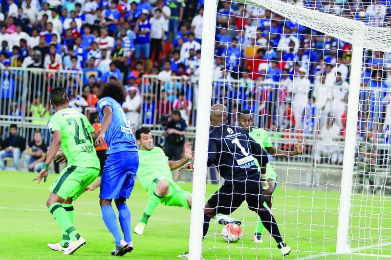السومة مسجلا الهدف الثاني في مرمى الهلال (مكة)