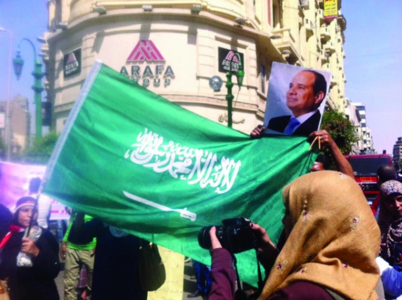 مصريون يرفعون علم السعودية في القاهرة (مكة)