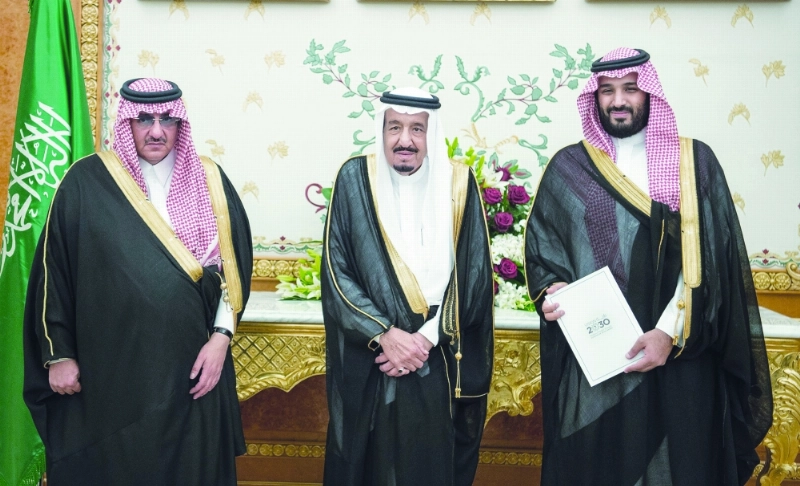 الملك سلمان وولي العهد وولي ولي العهد بعد جلسة مجلس الوزراء (بندر الجلعود)