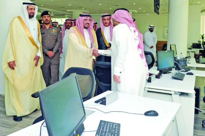 أمير القصيم متجولا بفرع التجارة بالمنطقة (مكة)