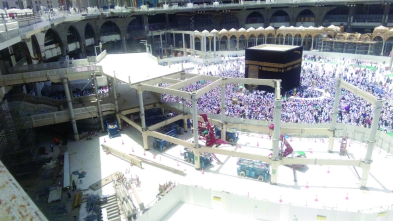صحن المطاف في الحرم أمس (مكة)