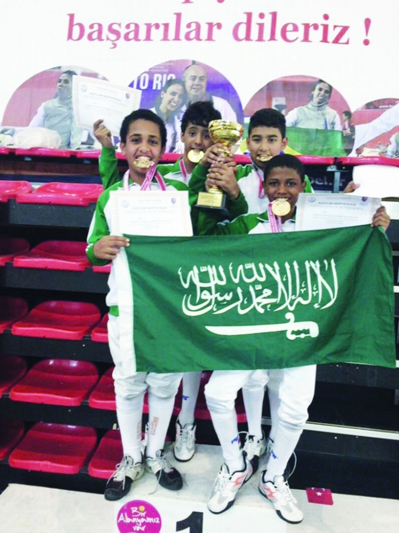 لاعبو منتخب المبارزة يحتفلون بالكأس (مكة)