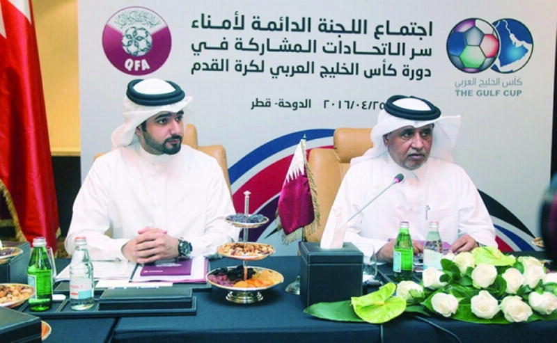 سعود المهندي خلال ترؤسه اجتماع الأمناء أمس الأول (قنا)