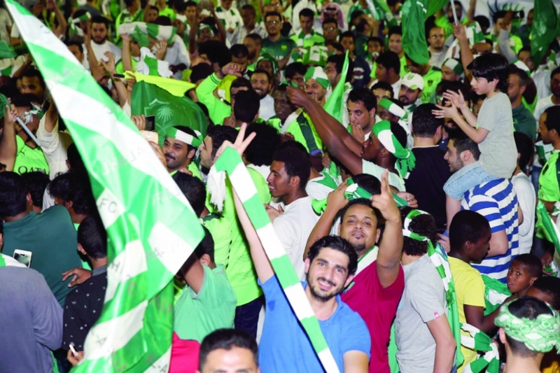 جماهير أهلاوية تحتفل باللقب في مقر النادي (ثامر الفرج)