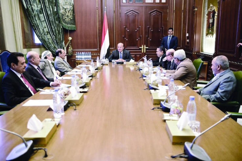 الرئيس اليمني خلال اجتماع مع مستشاريه أمس (سبأ نت)