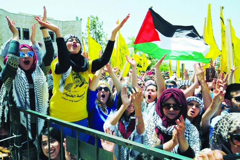 طلاب مؤيدون لفتح في تظاهرة في رام الله (أ ف ب)