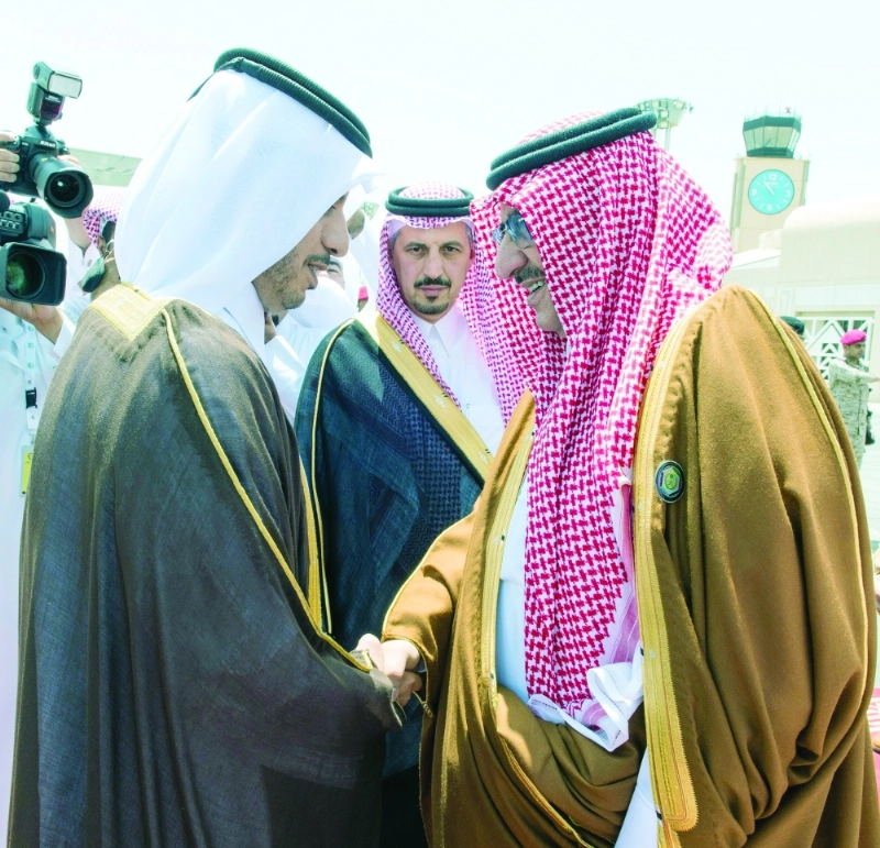 .. ومستقبلا الشيخ عبدالله آل ثاني لدى وصوله الرياض أمس (واس)