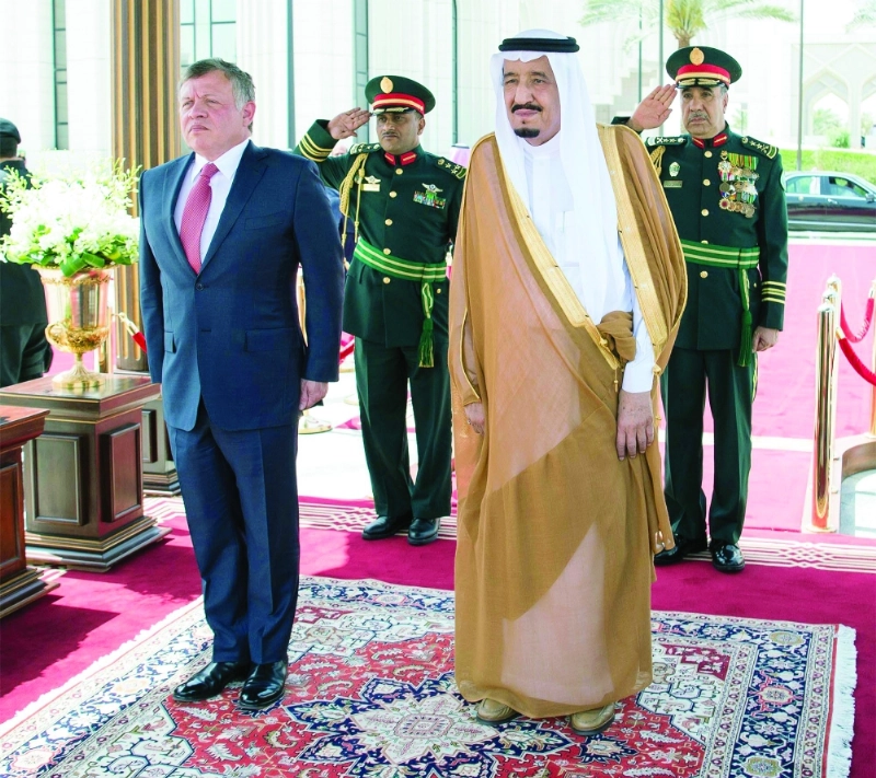 الملك سلمان لدى استقباله الملك عبدالله الثاني أمس في الرياض (بندر الجلعود)