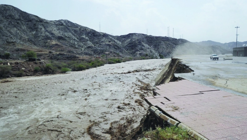 السيول الأخيرة قطعت طرقا في عسير (مكة)