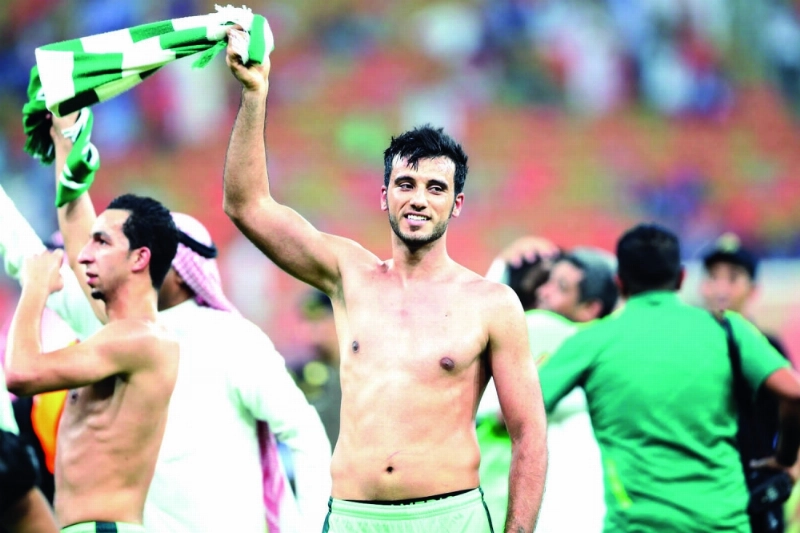 السومة محتفلا بفوز فريقه الأهلي بلقب الدوري (ياسر بخش)