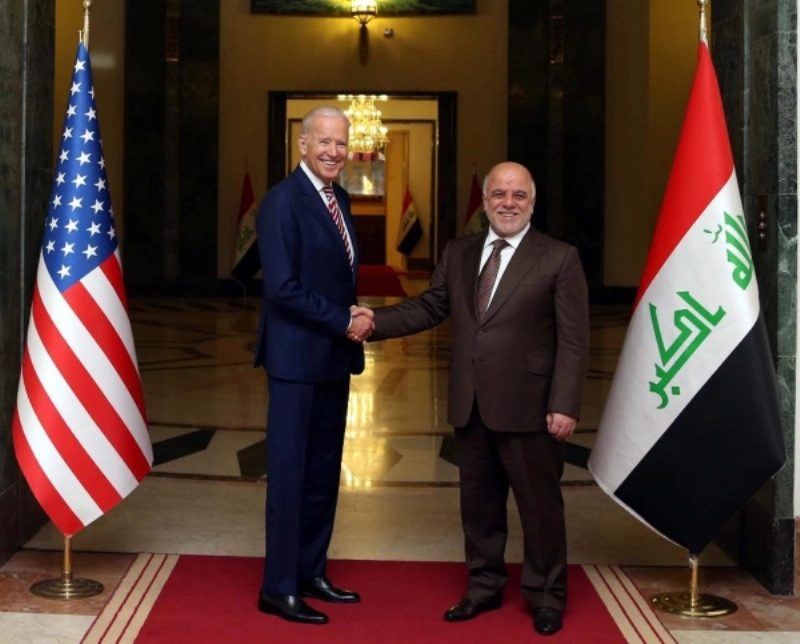 حيدر العبادي خلال لقائه جو بايدن (إ ب أ)