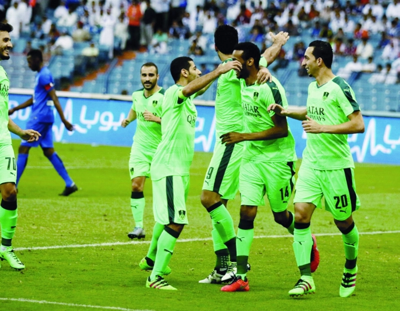 لاعبو الأهلي يشاركون مهند عسيري فرحته بأحد هدفيه في الهلال (نواف الجبني)