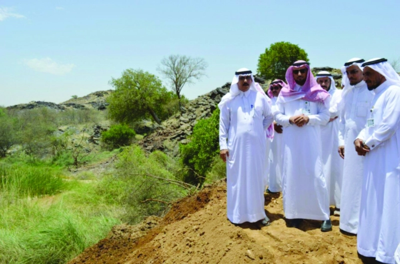 من تفقد مسؤولي الزراعة للموقع أمس (واس)