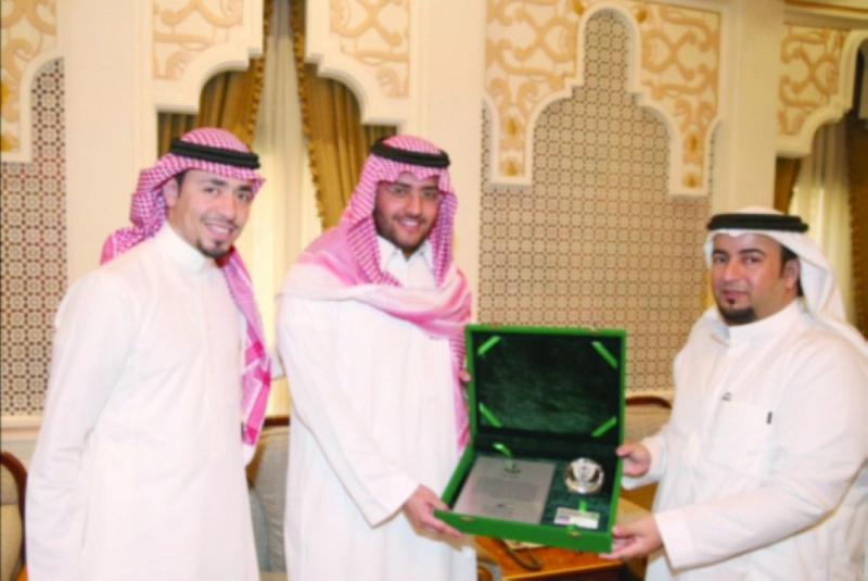 مساعد الزويهري يسلم العضوية لعبدالله بن فيصل (مكة)