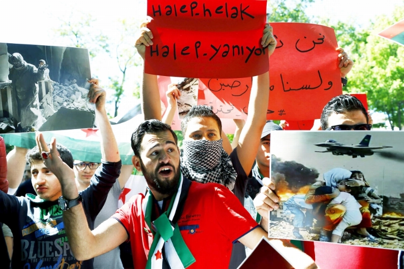 سوريون يتظاهرون في إسطنبول للتنديد بالغارات على حلب (إ ب أ)