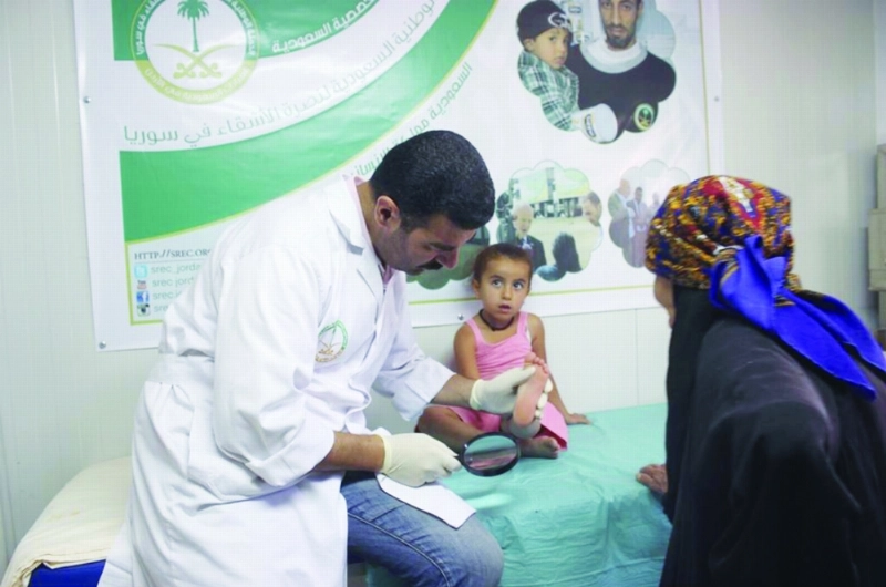 طبيب يفحص طفلا بعيادة بالزعتري (واس)