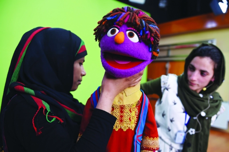 الدمية زاري بين ممثلتي عرائس أفغانيتين (أ ف ب )