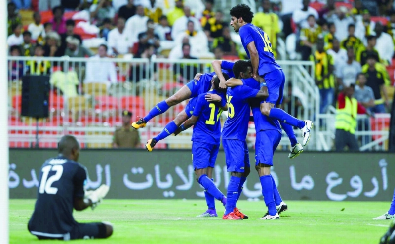 لاعبو النصر يحتفلون بالهدف الأول الذي أحرزه شايع شراحيلي (ثامرالفرج)