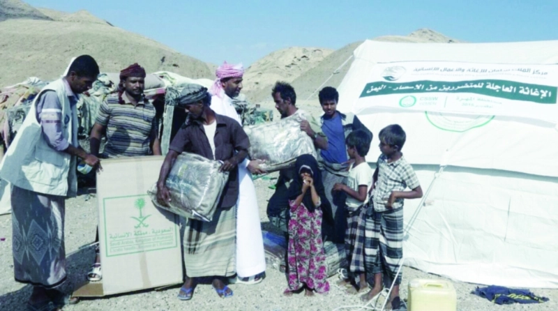 يمنيون يتسلمون مساعدات إغاثية سعودية (واس)