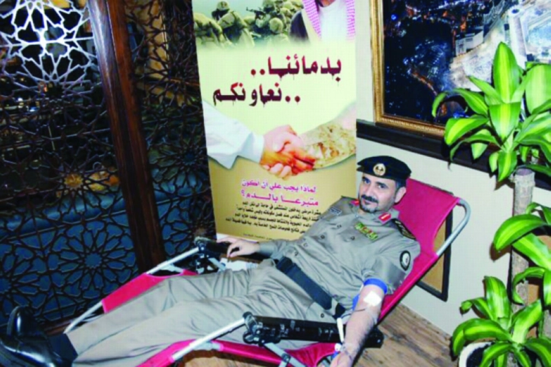 صالح القحطاني متبرعا بالدم في مقر الحملة (مكة)