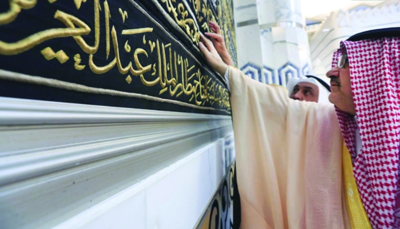 مشعل بن ماجد متفقدا ستار باب الكعبة المعلق بالصالة الملكية أمس في جدة (واس)
