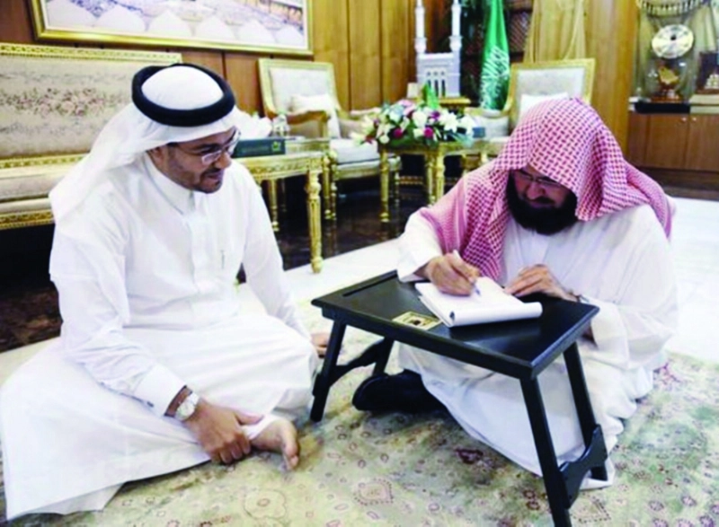 عبدالرحمن السديس يعاين الطاولات (مكة)