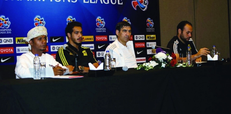 بيتوركا وعبدالرحمن الريو خلال المؤتمر الصحفي (إعلامي الاتحاد)